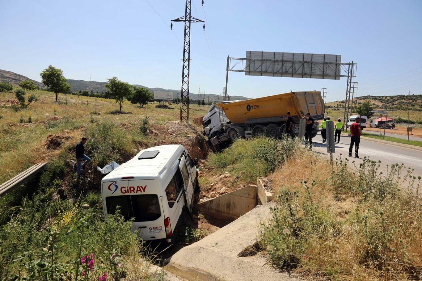 Gaziantep’te işçi servisi ile kamyon çarpıştı 3 kişi yaralandı